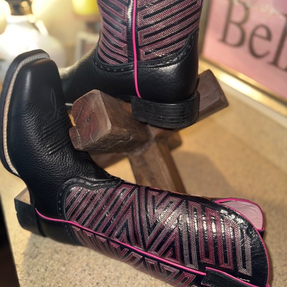 Ariat Black Cowgirl Boots. Size 8 Excellent condition! - Picture 5 of 10